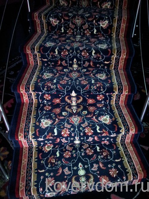 Ковровая дорожка с укладкой на лестницу в ресторан